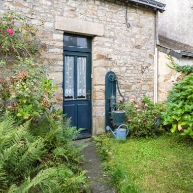 Brittany, Ile aux Moines adası Morbihan körfezinde, tipik bir bahar evi.