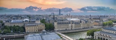 Paris, Notre-Dame Köprüsü ve Cite 'deki Conciergerie.