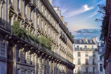 Paris, 7e arrondissement, Quai Voltaire, Seine yakınlarında güzel cepheler.