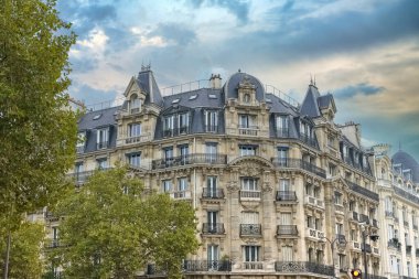 Paris, Lyon caddesi, tipik cephe ve pencereler.