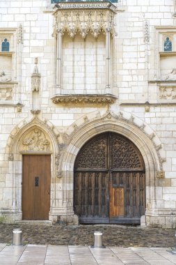 Bourges, Fransa 'nın ortaçağ şehri, Jacques Coeur malikanesi, güzel ahşap kapı.