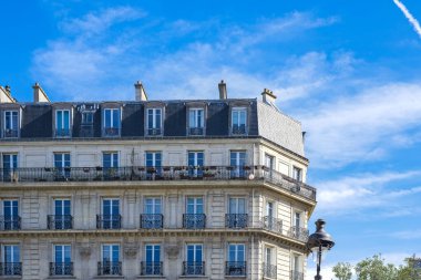 Paris, tipik cephe ve pencereler, Montmartre 'de güzel bir bina.