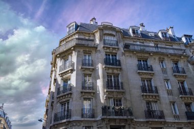 Paris, tipik cephe ve pencereler, Montmartre 'de güzel bir bina.