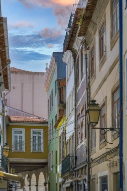 Aveiro, Portekiz 'in güzel şehri, kanalda, tarihi merkezde eski evler.