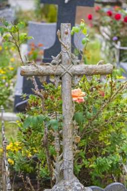 Brittany, Ile-aux-Moines adası, yazın köydeki mezarlıkta bir haç.