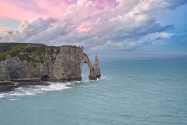 Normandiya 'daki Etretat, ünlü uçurumlar ve çakıl taşlı sahildeki iğne.