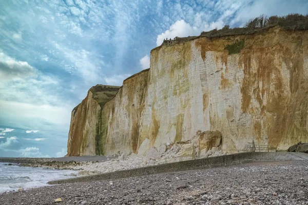 Normandiya 'daki Etretat, ünlü uçurumlar ve çakıl taşlı sahildeki iğne.