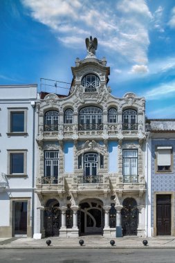 Aveiro, Portekiz 'in güzel şehri, kanalda, tarihi merkezde eski evler.