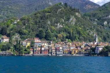 Varenna, Como gölündeki köy, İtalya, tipik evler, gölden manzara
