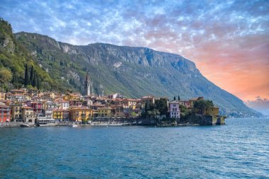 Varenna, Como gölündeki köy, İtalya, tipik evler, gölden manzara