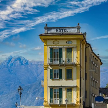 Varenna, Como Gölü 'ndeki köy, İtalya, tarihi merkezde tipik evler.