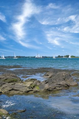 Ile-aux-Moines adasında eski bir yelkenli gemisi, Morbihan körfezinde güzel bir deniz manzarası, Brittany