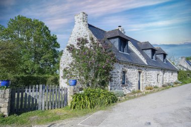 Brittany, Morbihan körfezindeki Ile aux Moines adası, küçük bir sokak ve köydeki güzel evler.