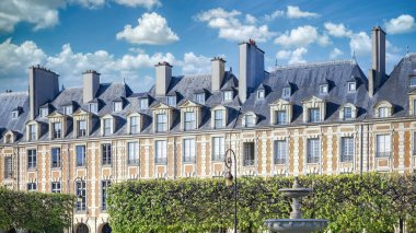 Paris, Marais 'deki Vosges Meydanı, halka açık parkı olan güzel binalar.