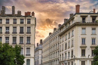 Lyon, merkezde tipik bir cadde, güzel binaları var.