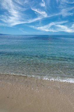 Corsive, Fransa, yazın güzel bir sahilde şeffaf turkuaz su.