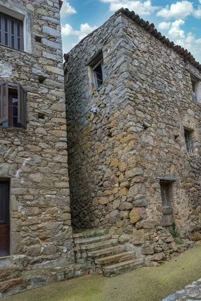 Korsika 'daki Piana köyü, eski evler, tipik bir sokak.