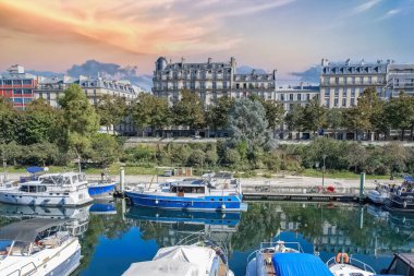 Paris, Bastille, yüzen evleri olan liman ve arka planda tipik bir cephe.