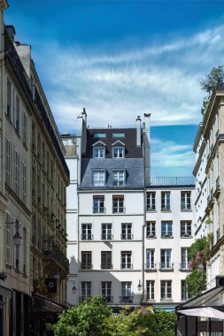 Paris, Marais 'de binalar, merkezde, tipik bir sokakta.