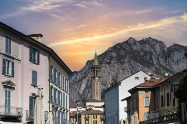 Lecco köyü, İtalya 'daki Como Gölü, tarihi merkezde tipik evler, kiliseli.