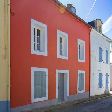 Sauzon Belle-Ile, Brittany 'de, tipik bir köy caddesi, renkli evleri var.