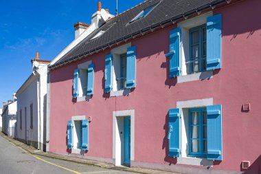 Sauzon Belle-Ile, Brittany 'de, tipik bir köy caddesi, renkli evleri var.