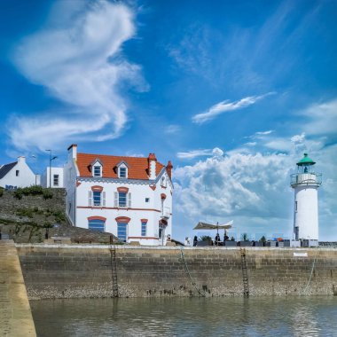 Sauzon Brittany 'de, botları ve deniz feneri olan tipik bir liman.
