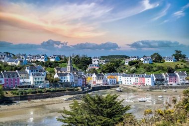 Sauzon Brittany 'de, botları ve deniz feneri olan tipik bir liman.