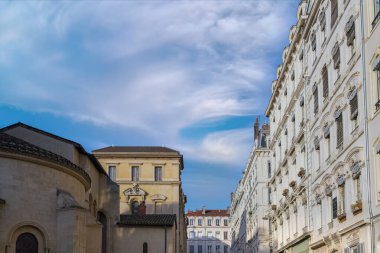 Lyon, merkezde tipik bir cadde, güzel binaları var.