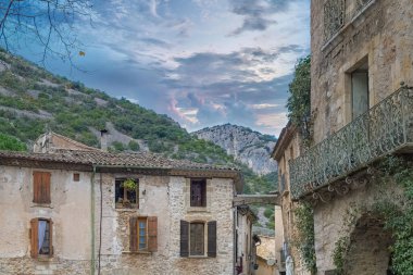 Fransa 'da Saint-Guilhem-le-Desert, köy manzarası, tipik sokak ve evler