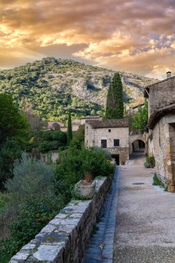 Fransa 'da Saint-Guilhem-le-Desert, köy manzarası, tipik sokak ve evler