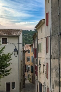 Fransa 'da Anduze, tarihi merkezde eski cepheler, tipik sokak