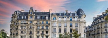 Paris, eski binalar Rue de Lyon, tipik cepheler ve pencereler