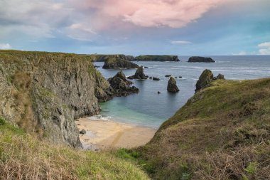 Brittany 'de Belle-Ile, Cote Sauvage' da kayalar ve kayalıklarla kaplı deniz manzarası.