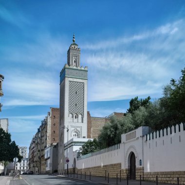 Paris, Büyük Cami 'nin minaresi, Dörtlü Latince