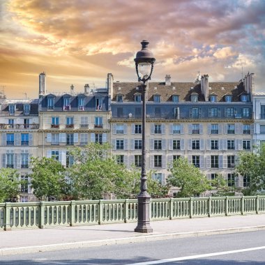 Paris, ile saint-louis ve quai de Bethune, güzel antik binalar