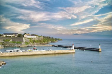 Belle-Ile, Brittany 'deki Le Palais, tipik deniz feneri limanı.