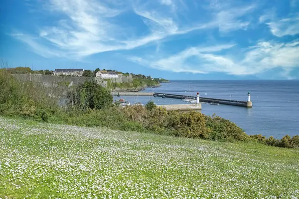 Belle-Ile, Brittany 'deki Le Palais, tipik deniz feneri limanı.