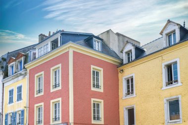 Belle-Ile, Brittany 'deki Le Palais, köyün tipik caddesi, renkli evleri var.