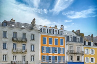 Belle-Ile, Brittany 'deki Le Palais, köyün tipik caddesi, renkli evleri var.