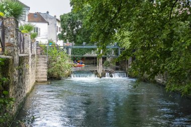 Crecy-la-Chapelle, Fransa 'da köy, Paris yakınlarında, kanalda evler