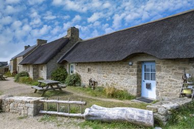 Meneham, Kerlouan, Brittany 'de kayaların arasında sazdan bir kulübe.