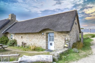 Meneham, Kerlouan, Brittany 'de kayaların arasında sazdan bir kulübe.