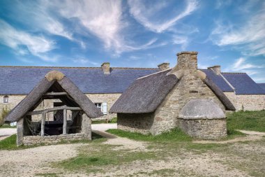 Meneham, Kerlouan, Brittany 'de kayaların arasında sazdan bir kulübe.