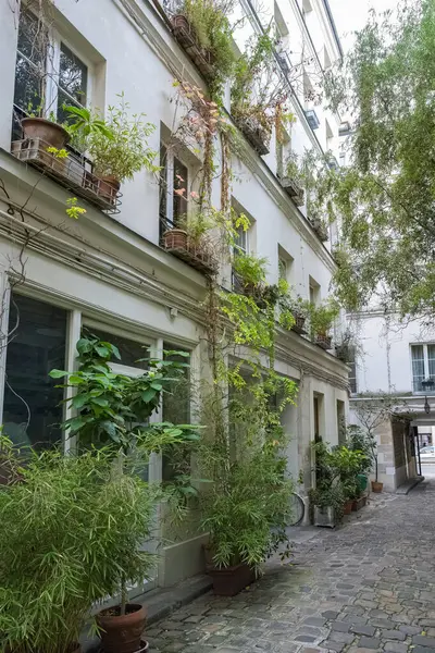 Paris, 11. bölgedeki tipik çiçekli sokak, büyüleyici avlu.
