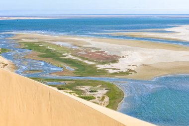 Namibya, Namib Çölü, denize düşen sarı kum tepelerinin manzarası.