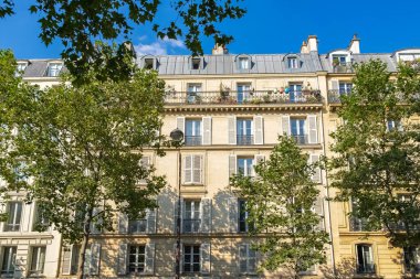 Paris, 11. Bölgede güzel bir bina, tipik cepheler.