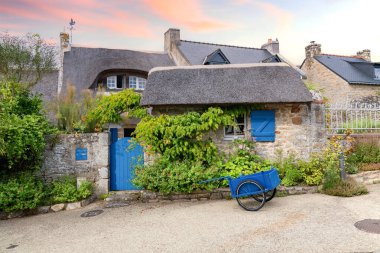 Brittany, Morbihan körfezindeki Ile aux Moines adası, küçük bir sokak ve köydeki tipik bir ev.