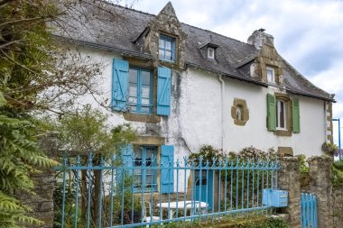 Brittany, Ile aux Moines adası Morbihan körfezinde, köydeki tipik evler