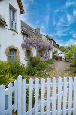 Brittany, Ile aux Moines adası Morbihan körfezinde, köydeki tipik evler